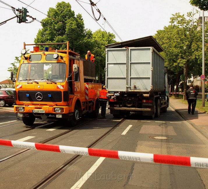 LKW riss Oberleitung ab Koeln Deutz Am Schnellert Siegburgerstr P060.JPG